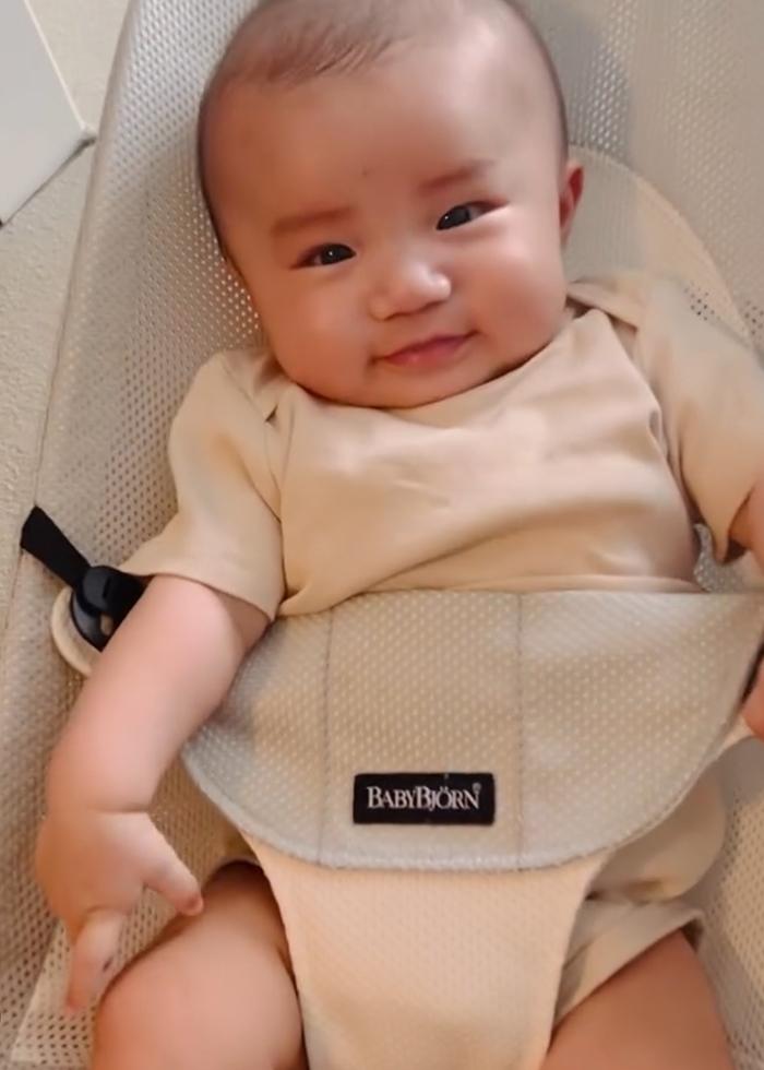 everyones enjoy bouncing BabyBjörn