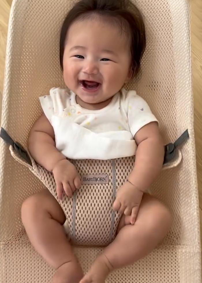 everyones enjoy bouncing BabyBjörn