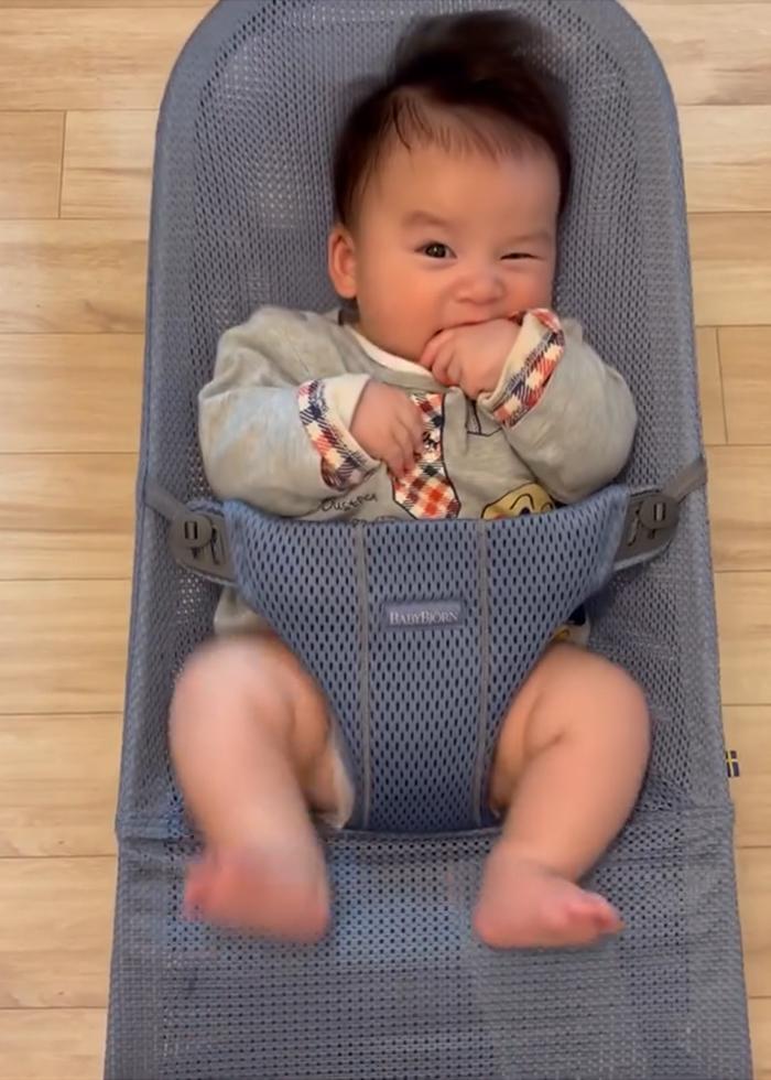 everyones enjoy bouncing BabyBjörn