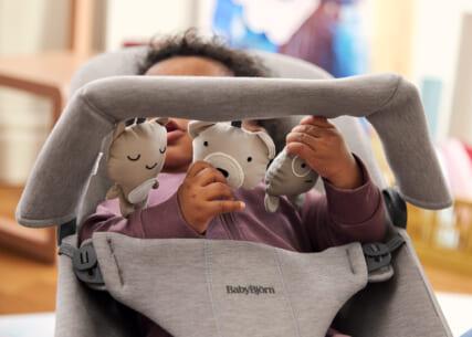 Bouncer Bliss in Sand grey with toy bar Soft friends in soft jersey fabric - BabyBjörn