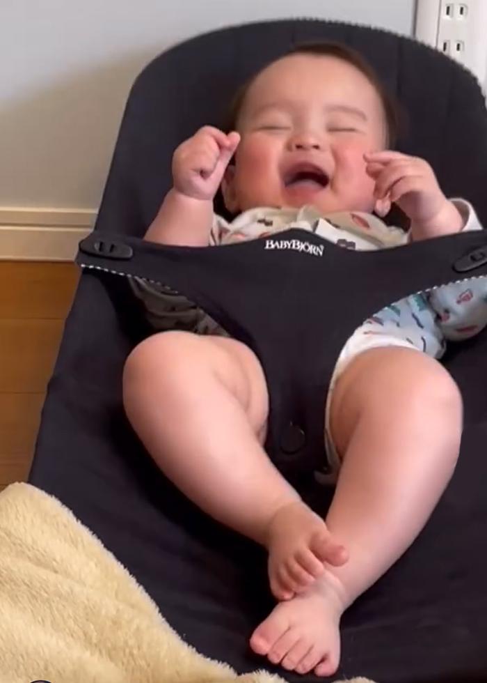 everyones enjoy bouncing BabyBjörn