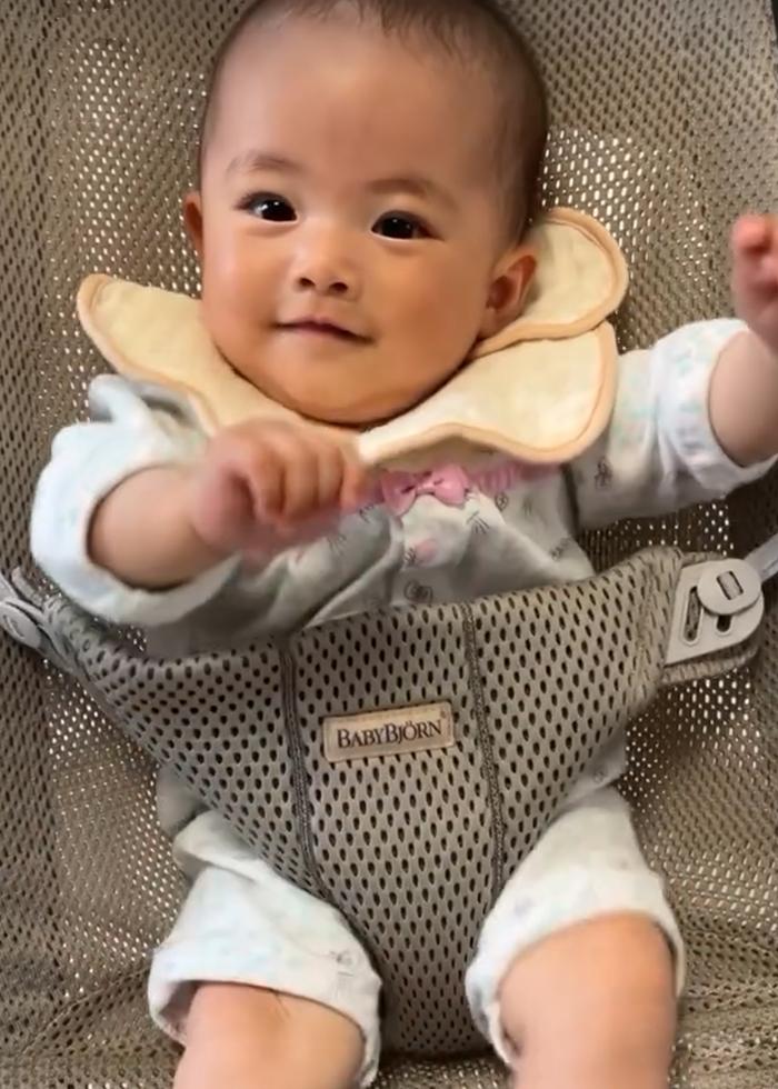 everyones enjoy bouncing BabyBjörn